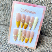 365nails — Pétale ensoleillé : ongles fait main forme stiletto, manucure française ornée de fleurs 3D et strass
