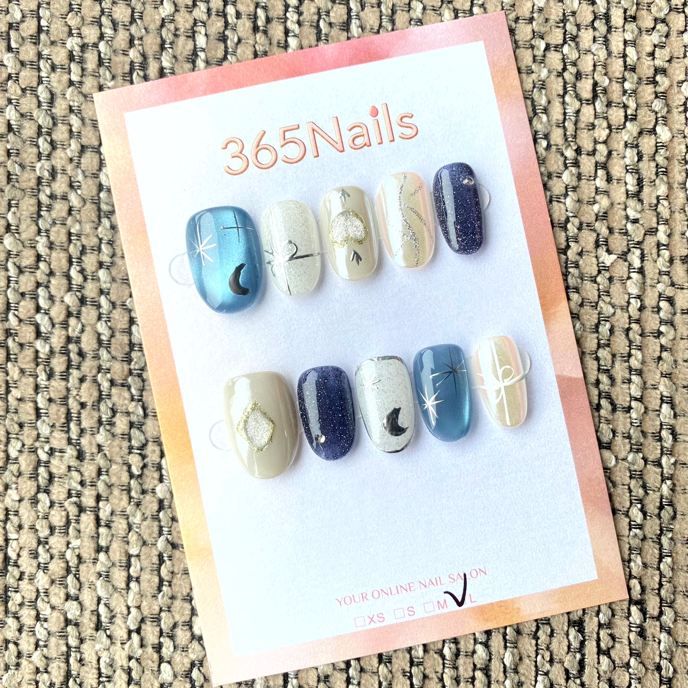 365nails : « Rêve Galactique » — ongles courts forme ovale fait main, effet œil-de-chat bleu et motif nuit étoilée
