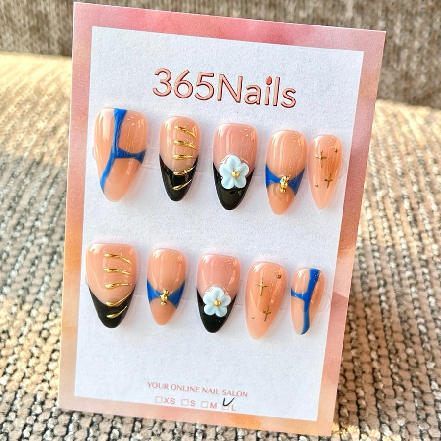 365nails : mélange floral nude, bleu, noir et doré – ongles press-on fait main, mi-longs forme stiletto