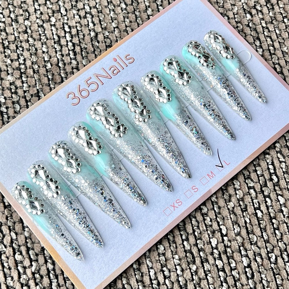 365nails: "서리빛 우아함" – 3D 크리스탈 & 글리터 수제 프레스온 네일 롱 스틸레토형