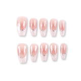 Uñas postizas largas de ataúd 365Nails con efecto degradado rosa, perlas y cutículas brillantes.
