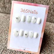 365nails: "Murmures de Porcelaine" – Ongles carrés courts nœud 3D et strass fait main