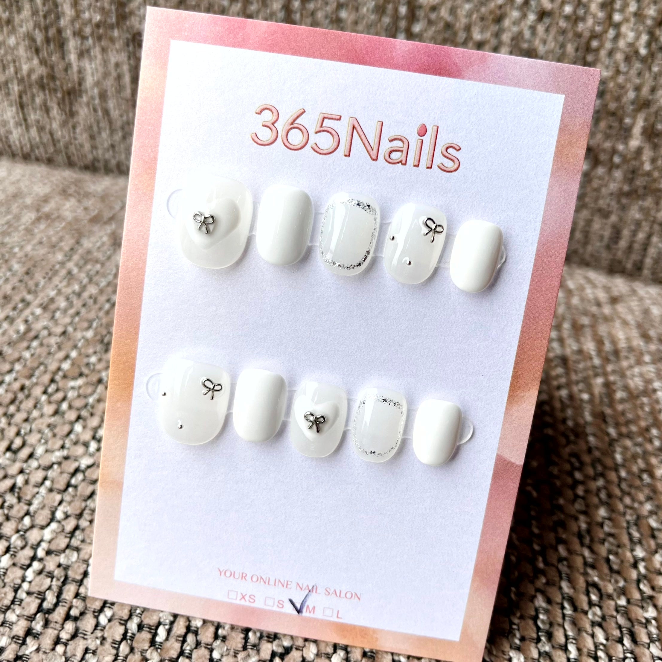 365nails: "Murmures de Porcelaine" – Ongles carrés courts nœud 3D et strass fait main