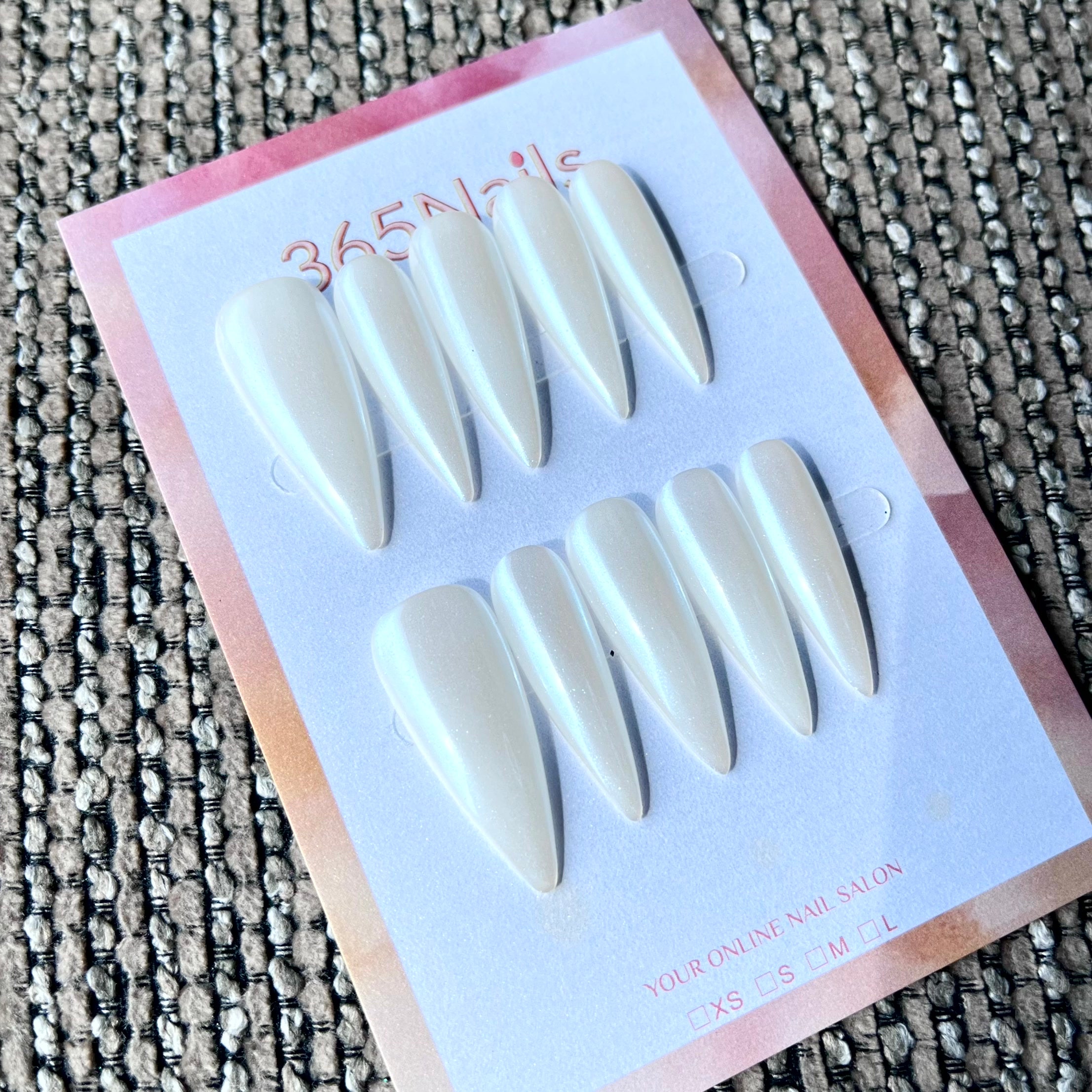 365nails: 달빛 진주 글로우 – 수제 롱 샤프 스틸레토형 네일