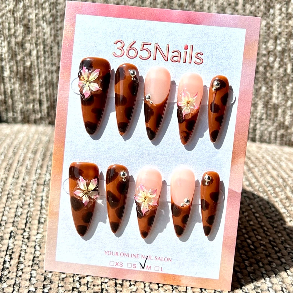 "Amber Tortoiseshell" - Leopard Print and Dried Flower Almond Nails