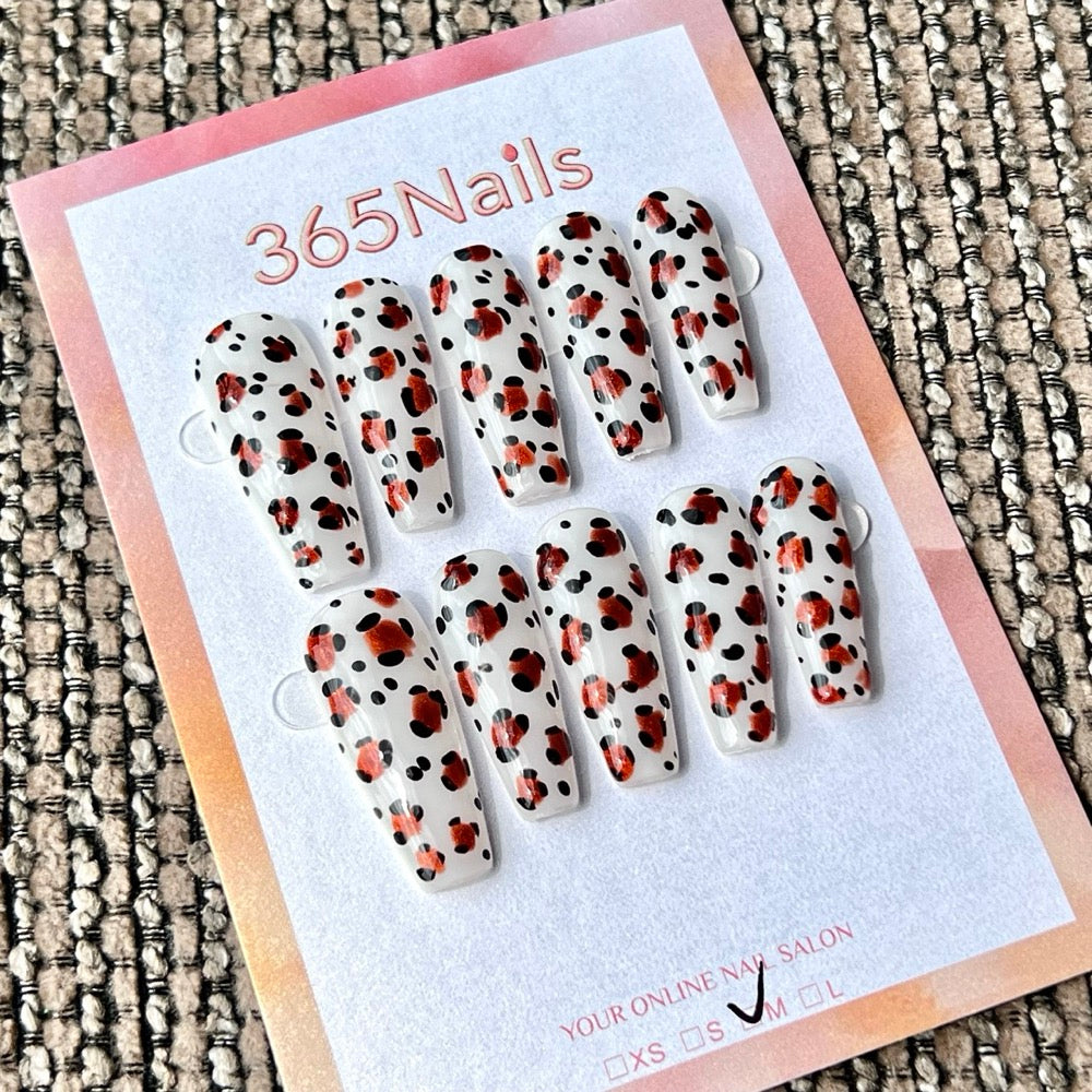 365nails: 「奶油豹紋」— 白底經典棕黑斑點，手工製棺材形甲片