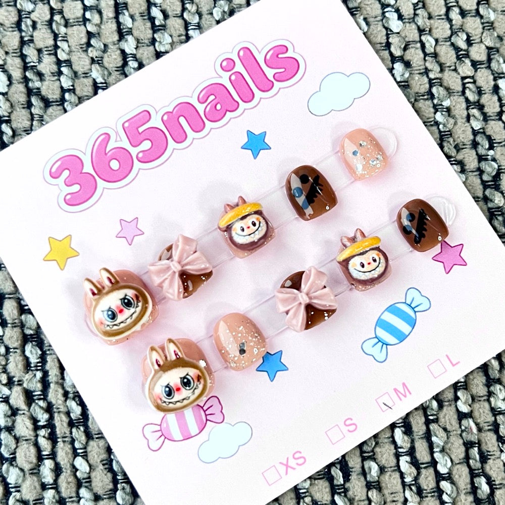 365nails: "Sueños de conejo de cacao" – Uñas cortas hechas a mano con personajes 3D