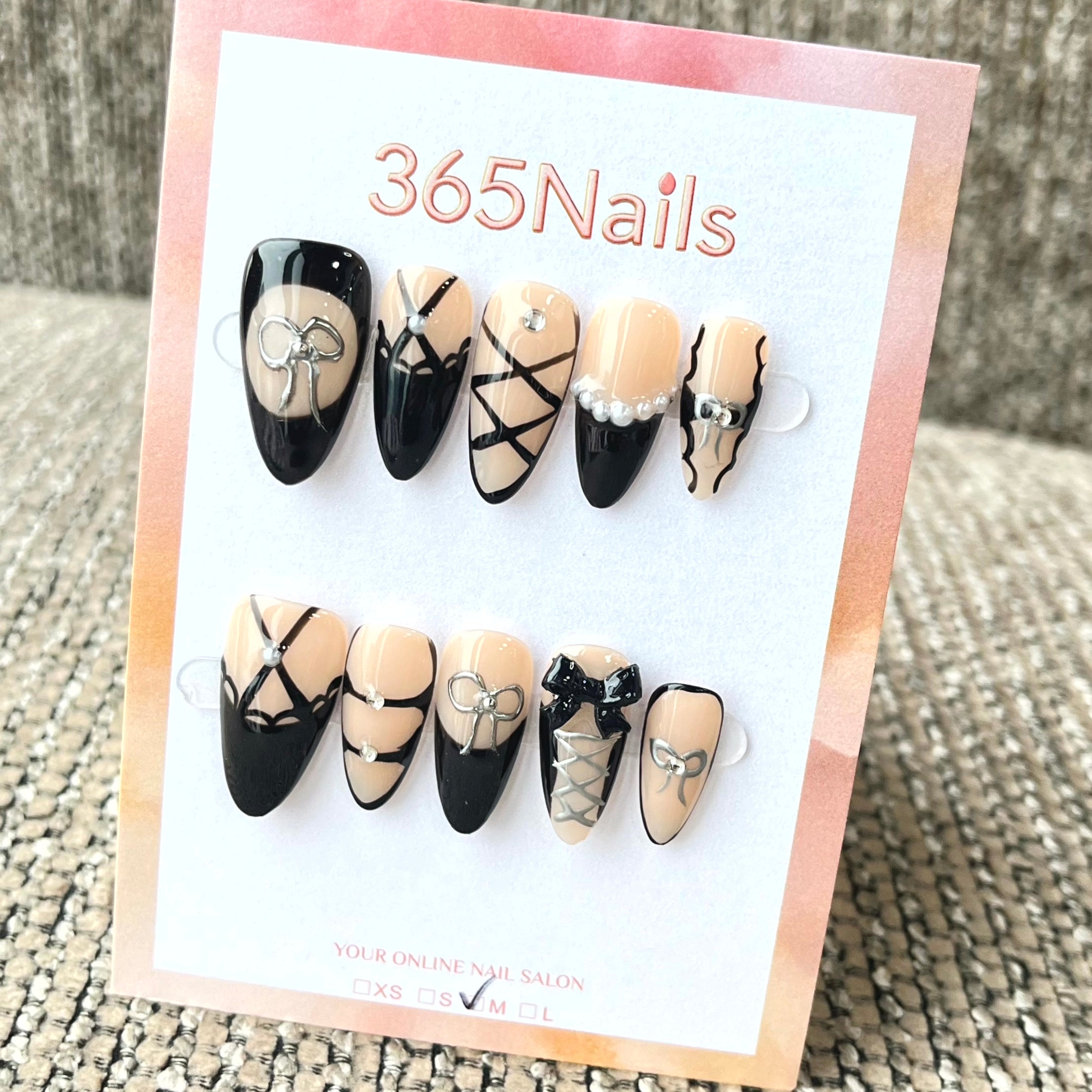 365nails : « Noir Ribbon » — ongles press-on forme stiletto fait main avec nœud 3D et dentelle
