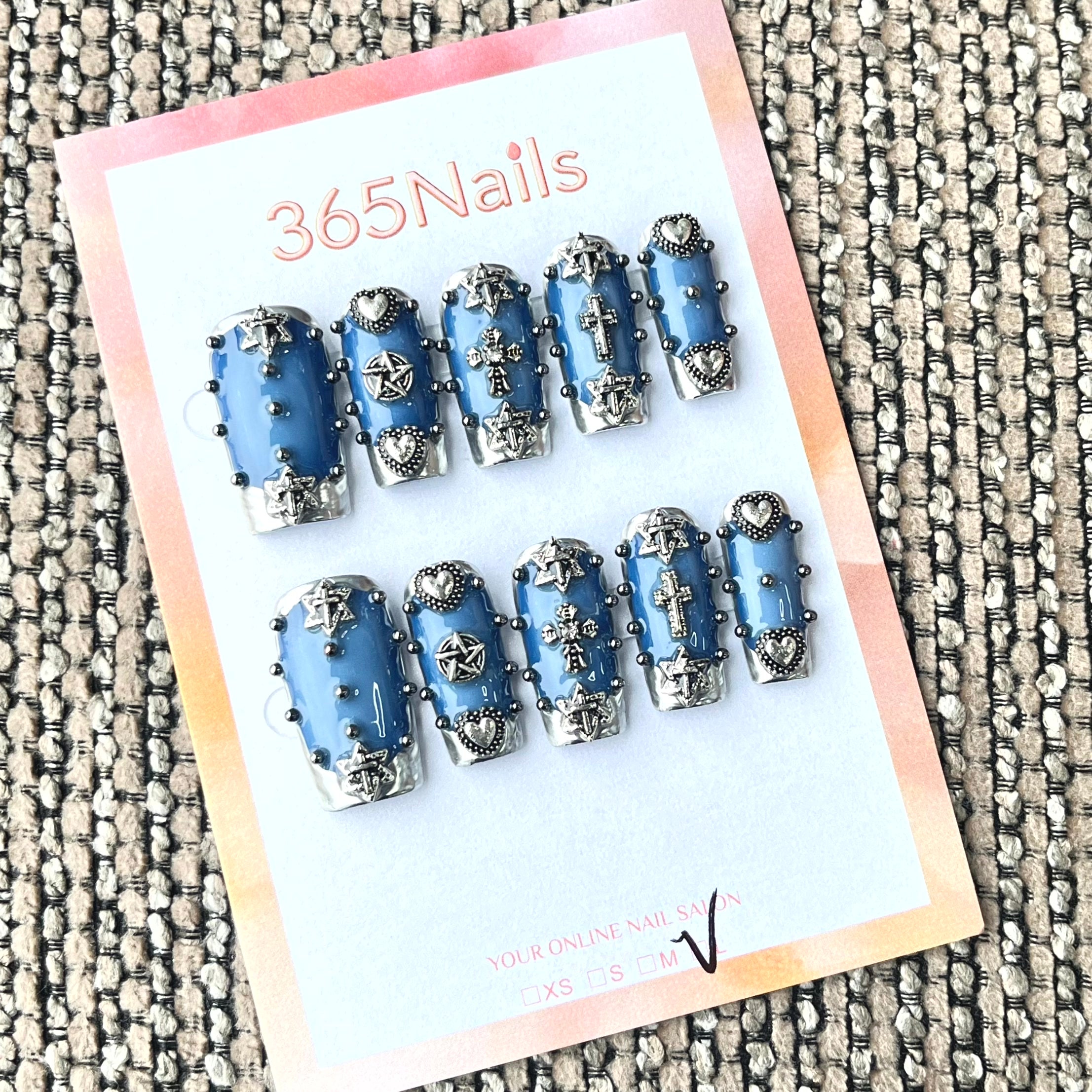 365nails：「Celestial Rebel」— 3D 銀色十字架與金屬鉚釘 手工製 棺材形 穿戴甲