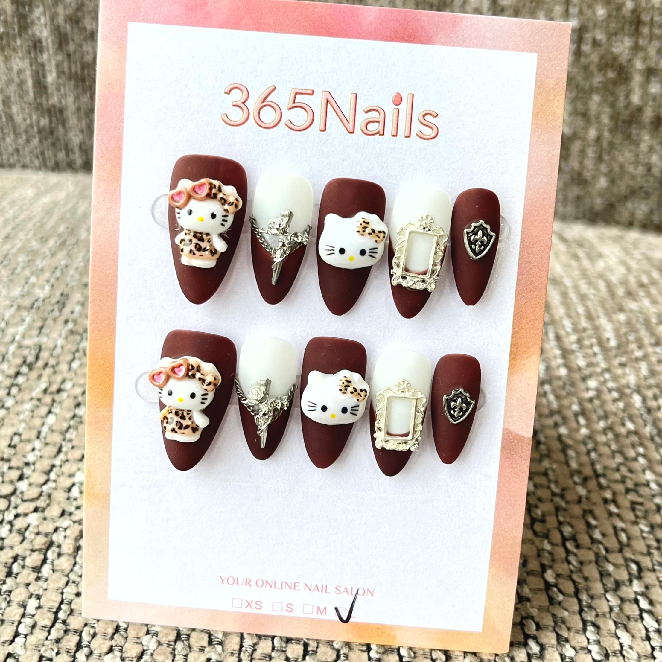 365nails: "Hello Kitty Couture" – 3D 캐릭터 & 빈티지 프레임 수제 아몬드형 네일