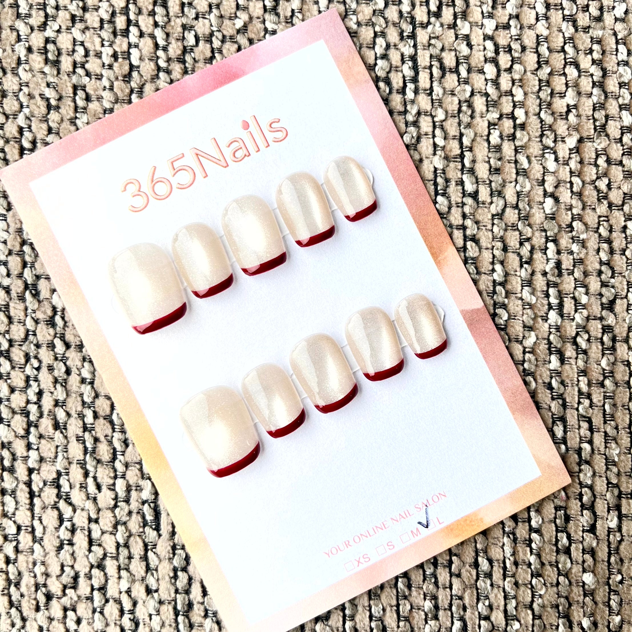 365nails : "Murmure Cramoisi" – French tip classique – Ongles carrés courts faits main