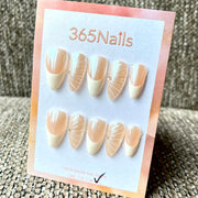365nails: "섬세한 속삭임" — 3D 쉘 & 프렌치 팁 수제 프레스온 네일 미디엄 아몬드형