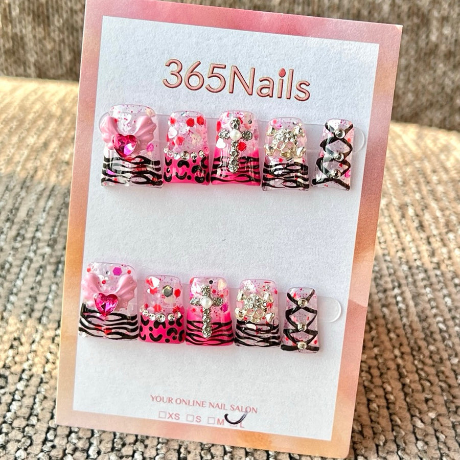 365nails: "핑크 블랙 Y2K 크로스" – 수제 숏 사다리꼴형 프레스온 네일