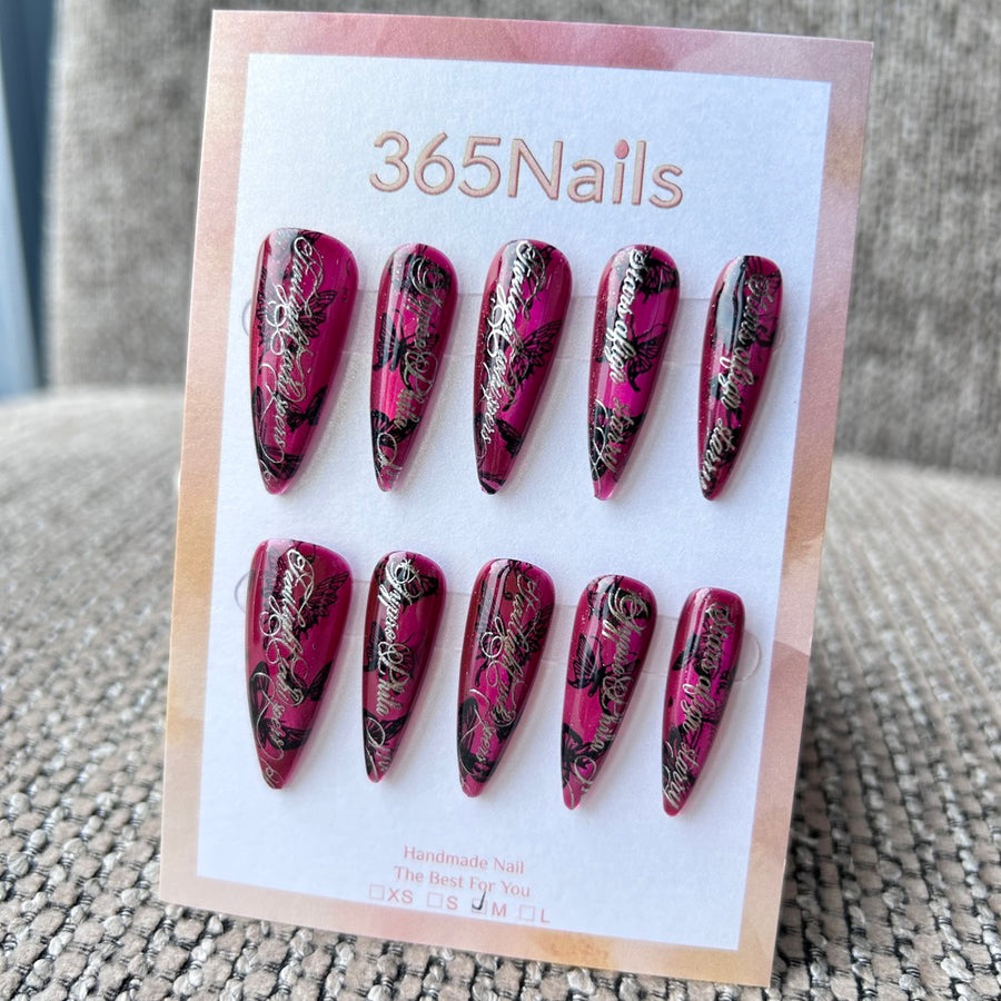 Femme Fatale: Murmure du crépuscule — base jelly rose baie, silhouettes de papillons noires et calligraphie gothique argentée — ongles press-on longs forme stiletto