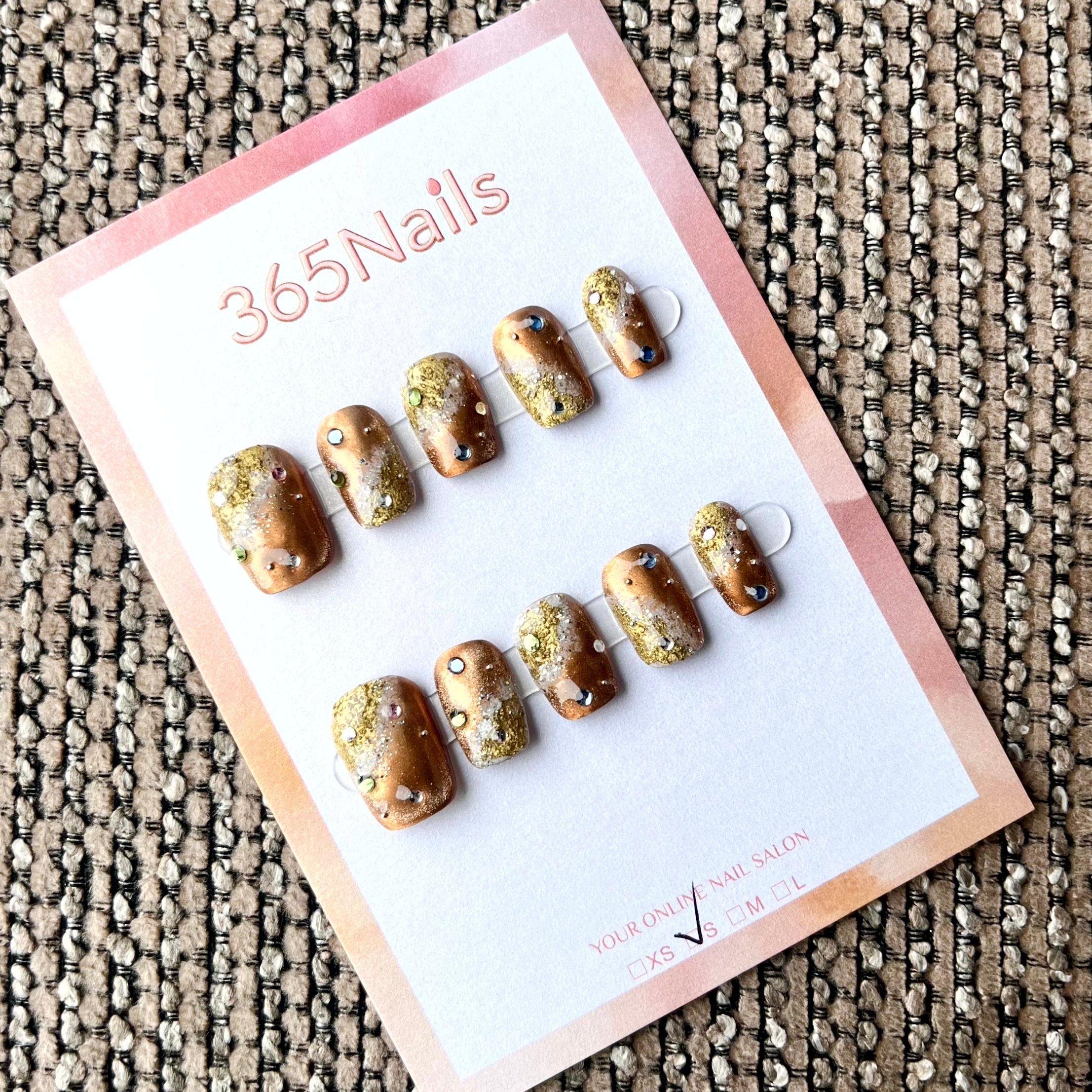 365nails: "Golden Hour Glaze" – Unhas Quadradas Curtas 3D de Donut e Glitter Feitas à Mão