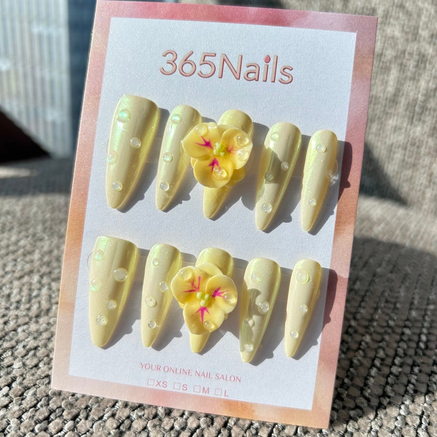 Flore sculptée : "Primevère rosée du matin" – Fleur 3D jaune nacré avec veines roses et gouttelettes d'eau sur ongles forme stiletto