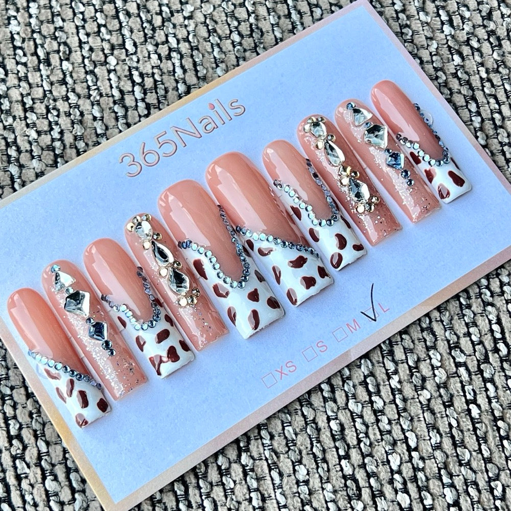 365nails：「野奢」— 牛紋與水鑽鍊條 手工製 杏仁形甲片