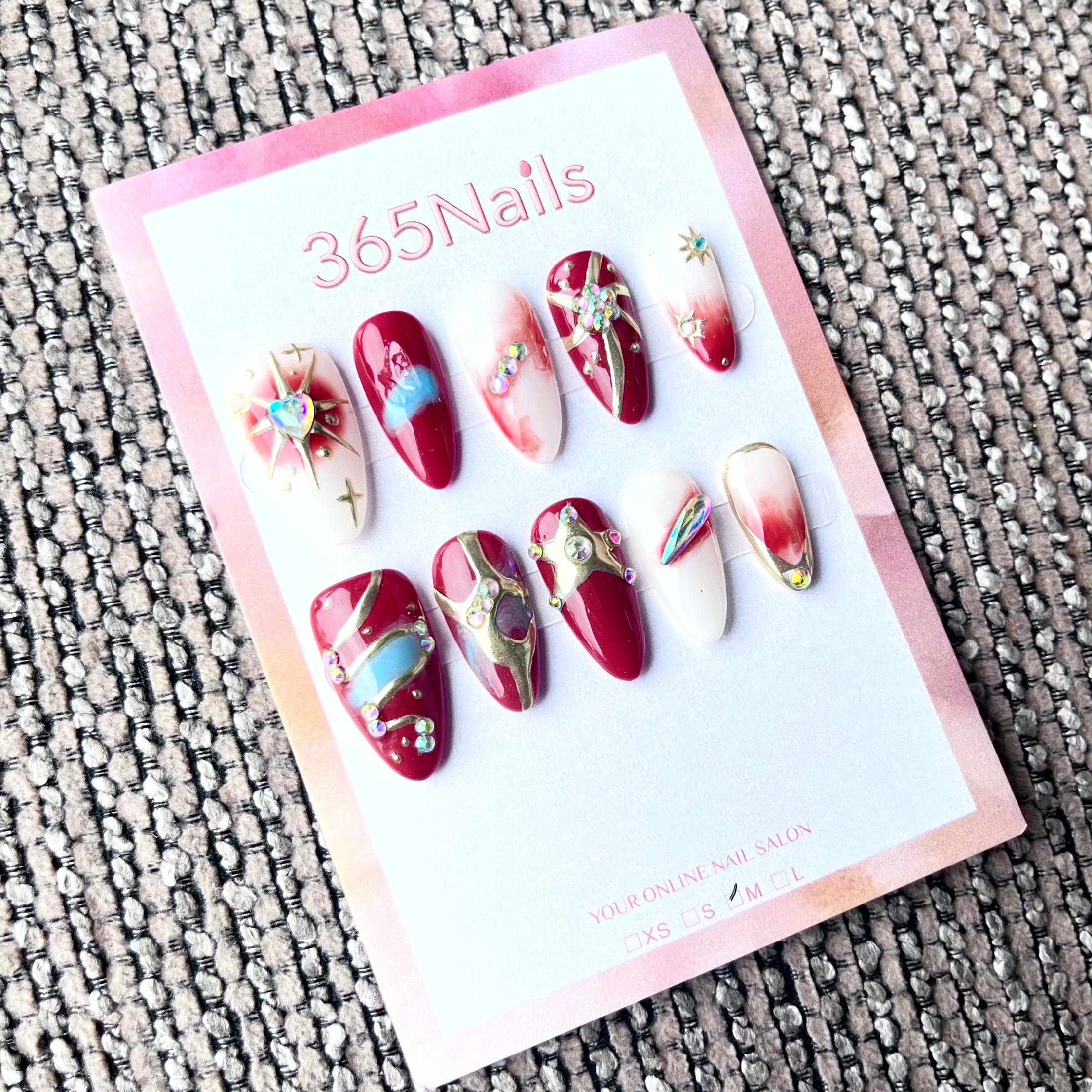 365nails: "Coração Cósmico" – Unhas Amêndoa Feitas à Mão com Mídia Mista 3D