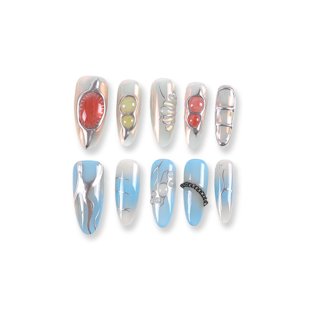 Uñas postizas 365nails color azul hielo tipo gelatina con detalles metálicos de burbujas.