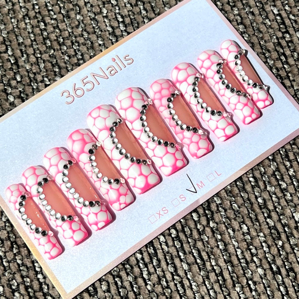365nails: 粉色蜂巢 – 水鑽弧形與幾何 手工製 棺材形 穿戴甲