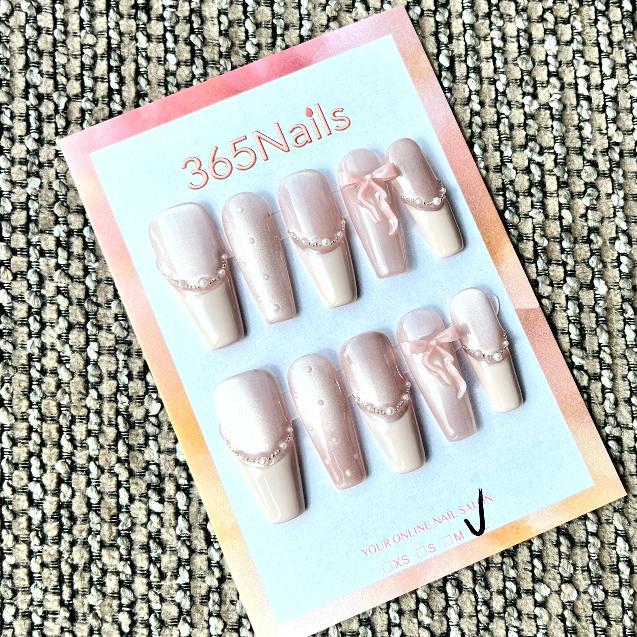 365nails: "Ballet de perles" – Noeud et perles 3D – Ongles press-on faits main de forme carrée longs