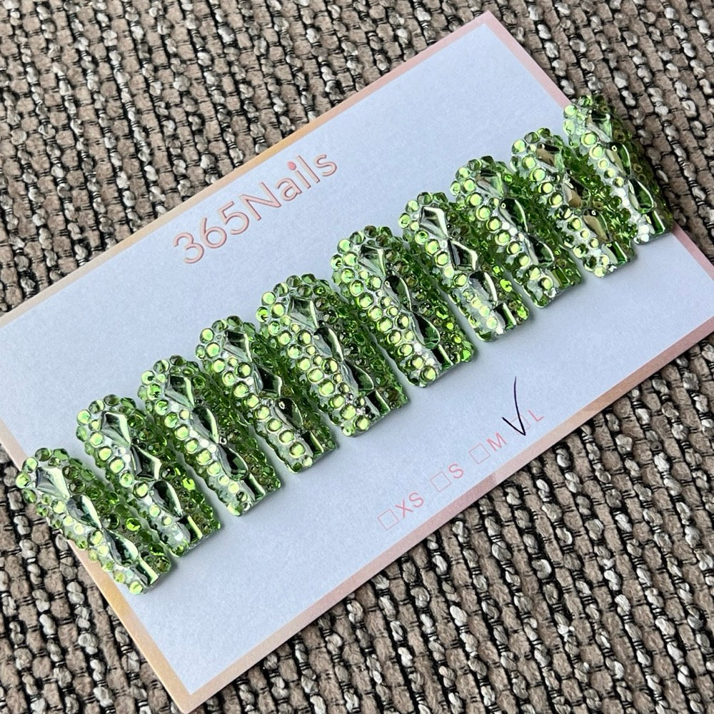 365nails: "Emerald Lattice" – ongles press-on fait main, forme coffin, cristaux 3D et perles