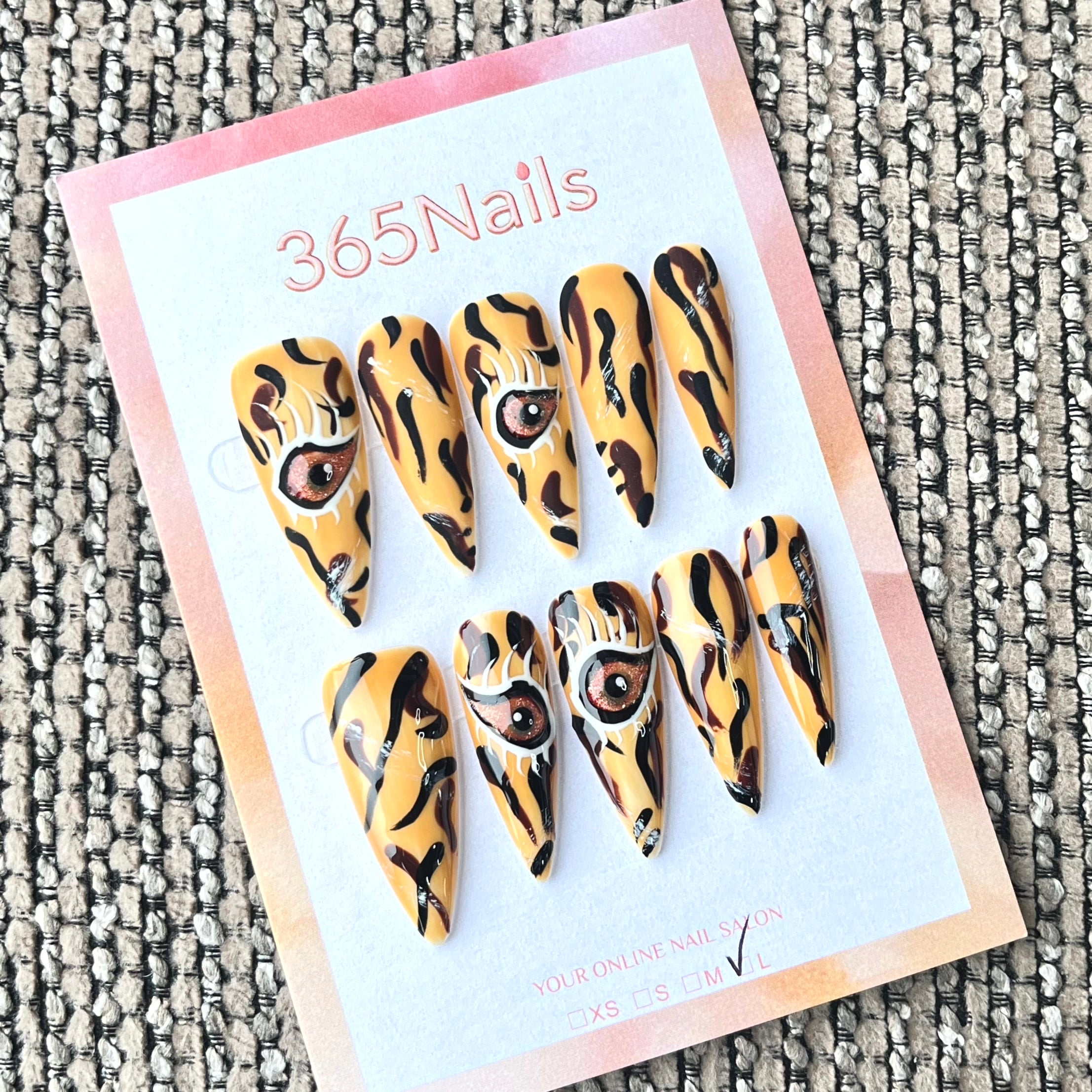 365nails : « Regard Safari » — Ongles stiletto faits main à motif œil 3D et rayures tigre