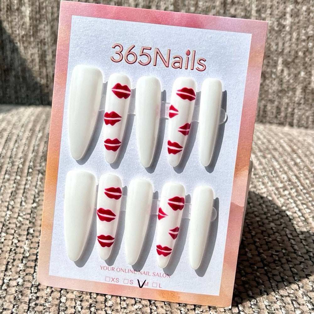 365nails: 「紅唇之吻」 – 手繪唇印 白色 手工製 尖形 穿戴甲
