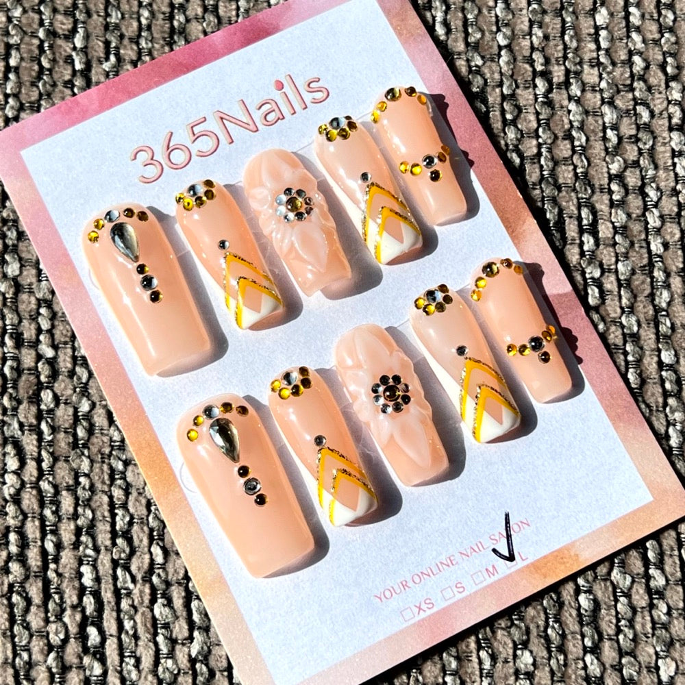 365nails: "골든 아워" – 3D 크리스탈 & 쉐브론 수제 미디엄 스퀘어형 네일
