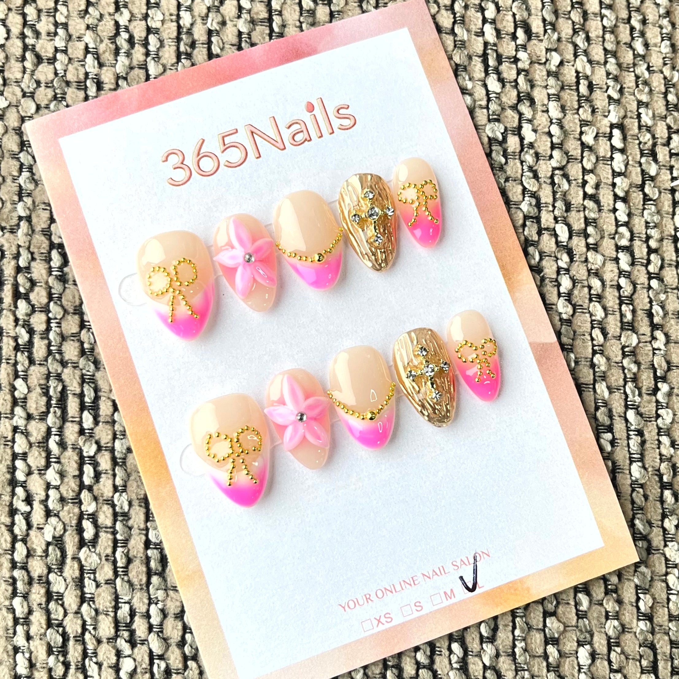 365nails: 糖果腮紅 – 3D立體花卉與金色蝴蝶結 手工製 短款 杏仁形 穿戴甲