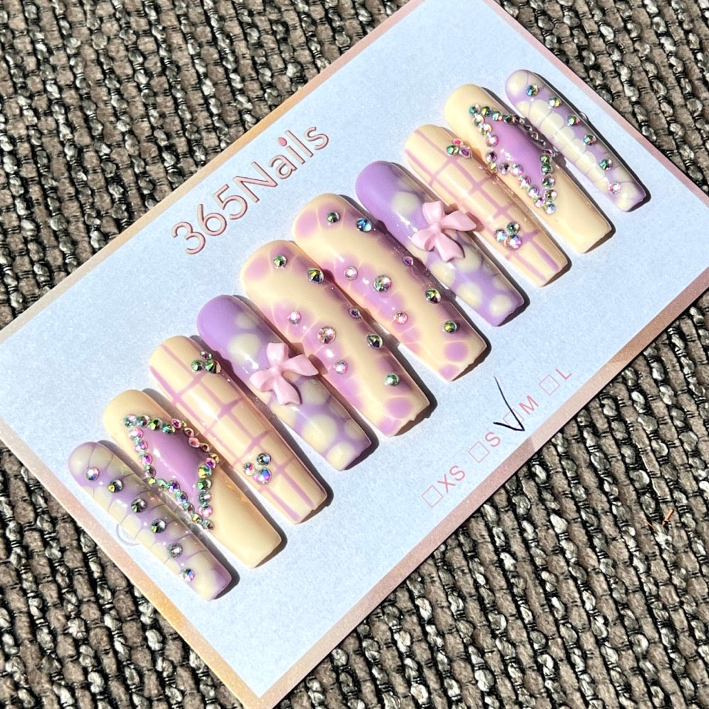 365nails: 라벤더 리본 – 3D 리본 & 라인스톤 수제 코핀형 네일