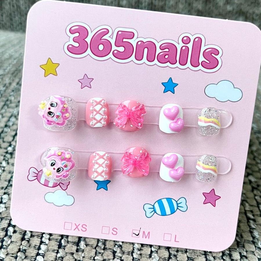 365nails: "Candyland Sweetheart" – 3D 캐릭터 수제 달콤한 숏 네일