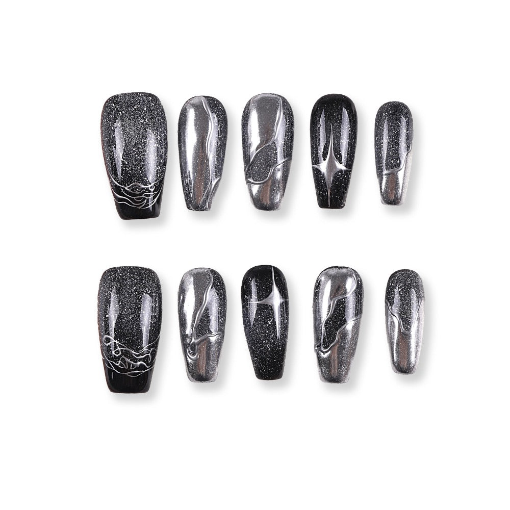 Uñas postizas largas de ataúd cromadas Galaxy de 365Nails en negro y plata.