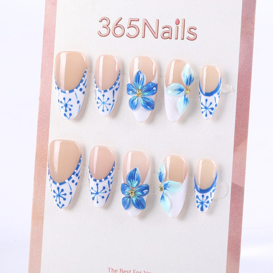 Ongles press-on bleu et blanc à motif floral avec fleurs 3D ( MOQ=5pcs )