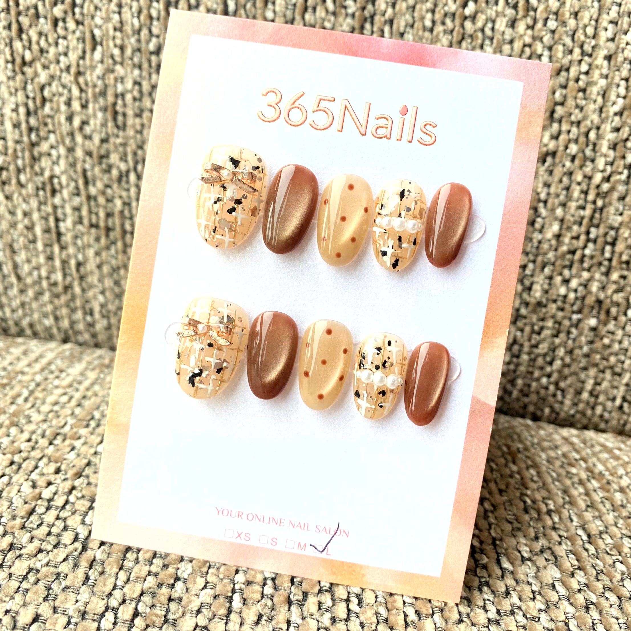 365nails : « Caramel vintage » – ongles forme ovale courts faits main, œil-de-chat marron et motif tweed