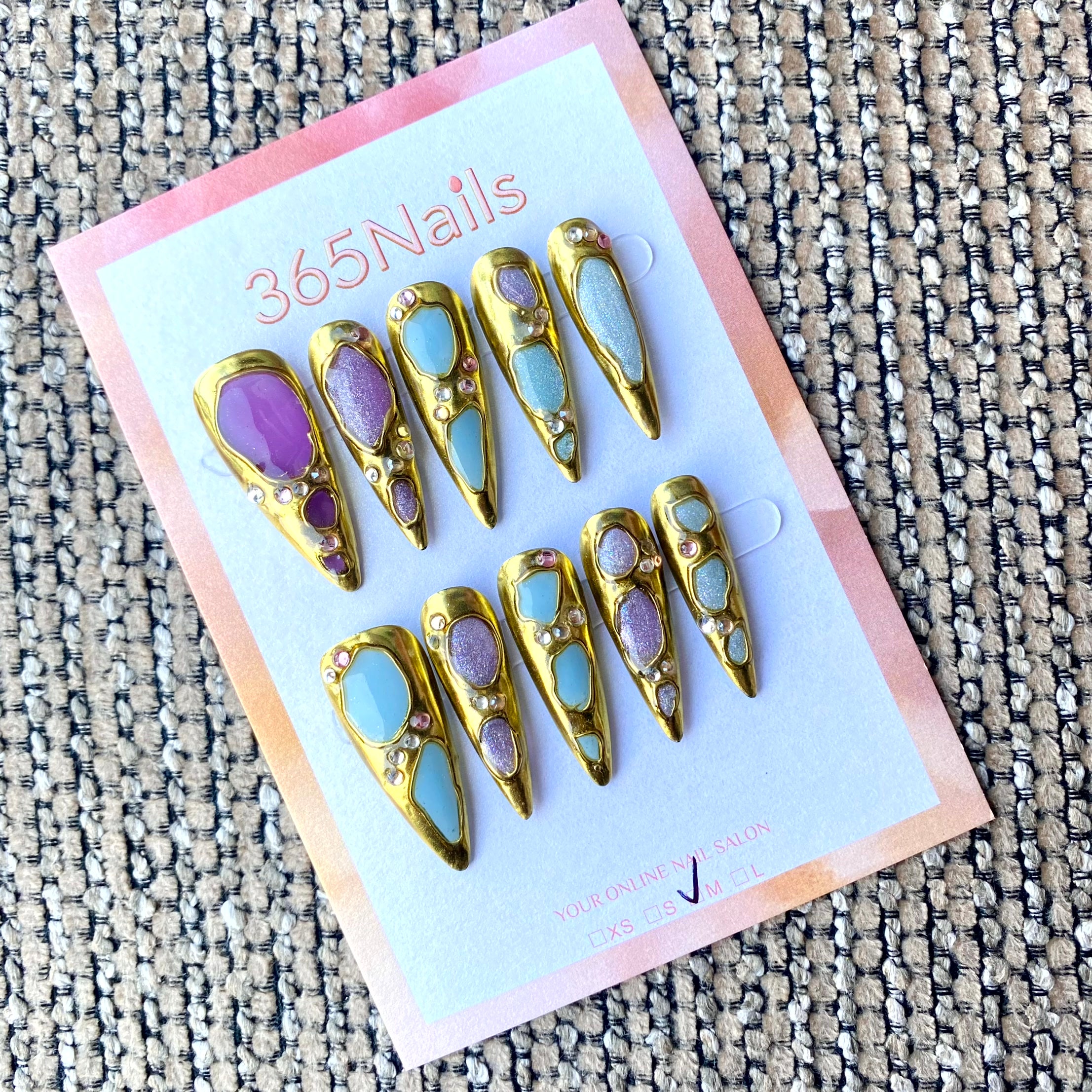 365nails: "Rêverie de gemmes dorées" – monture dorée et incrustation de cristaux, fait main — ongles forme stiletto