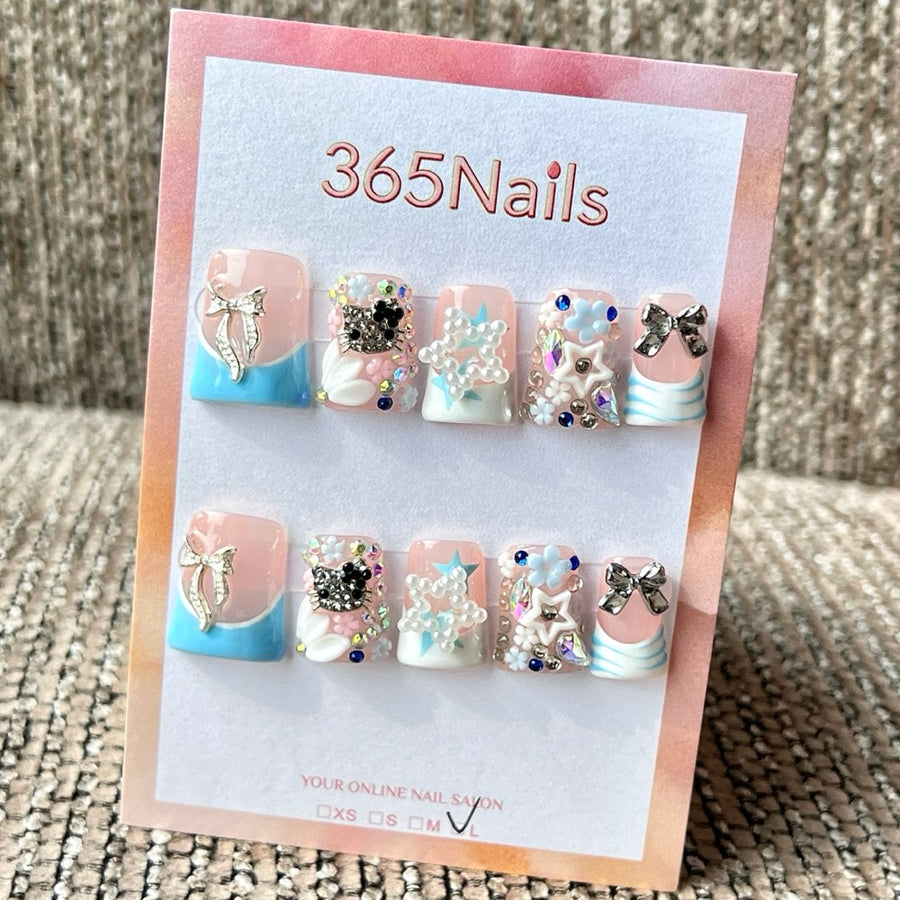 365nails: ongles press-on courts fait main, forme trapèze — motifs rose et bleu (chat, nœud, étoile)