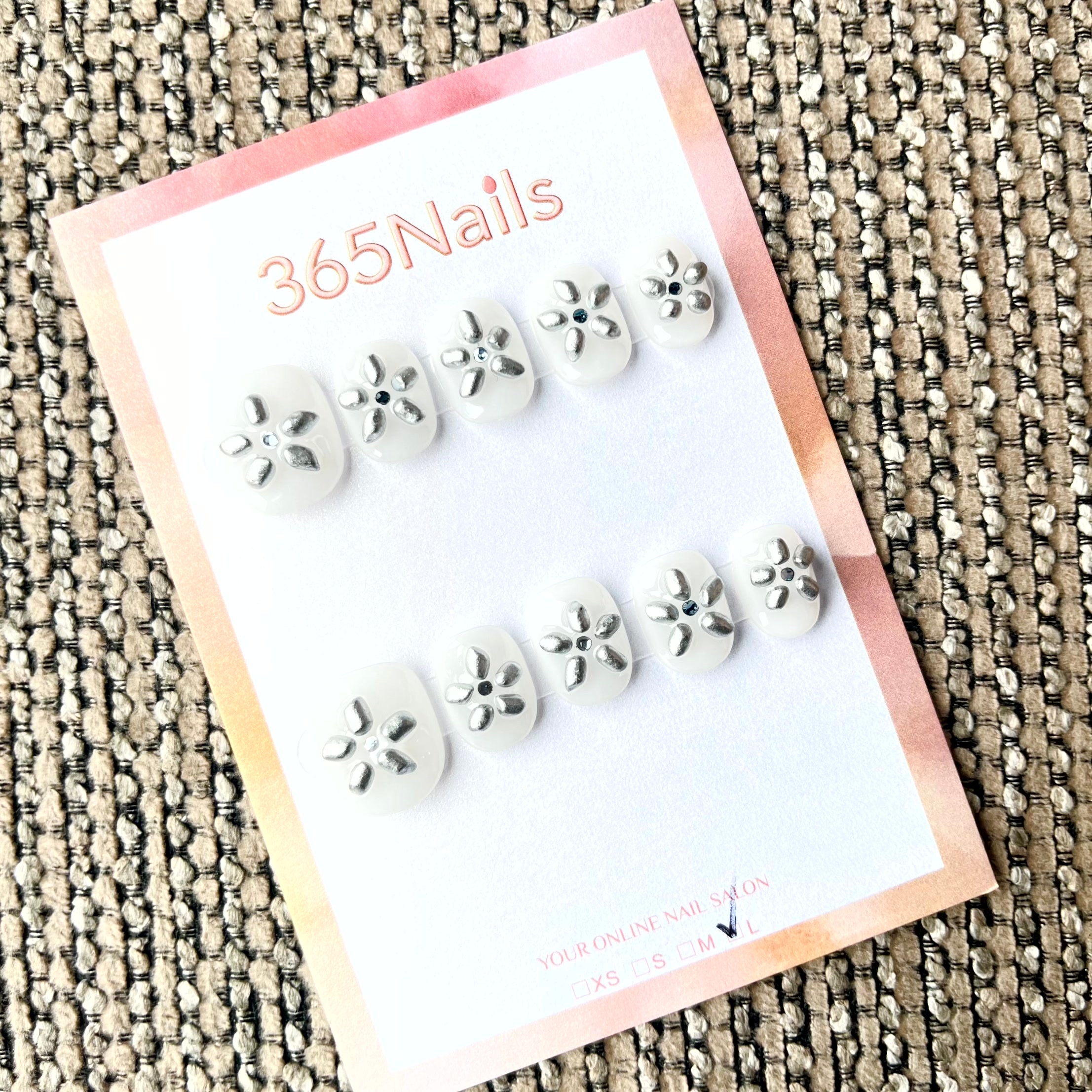 365nails : « Lumière d'argent » – Ongles forme carrée courts faits main avec motifs floraux métalliques 3D