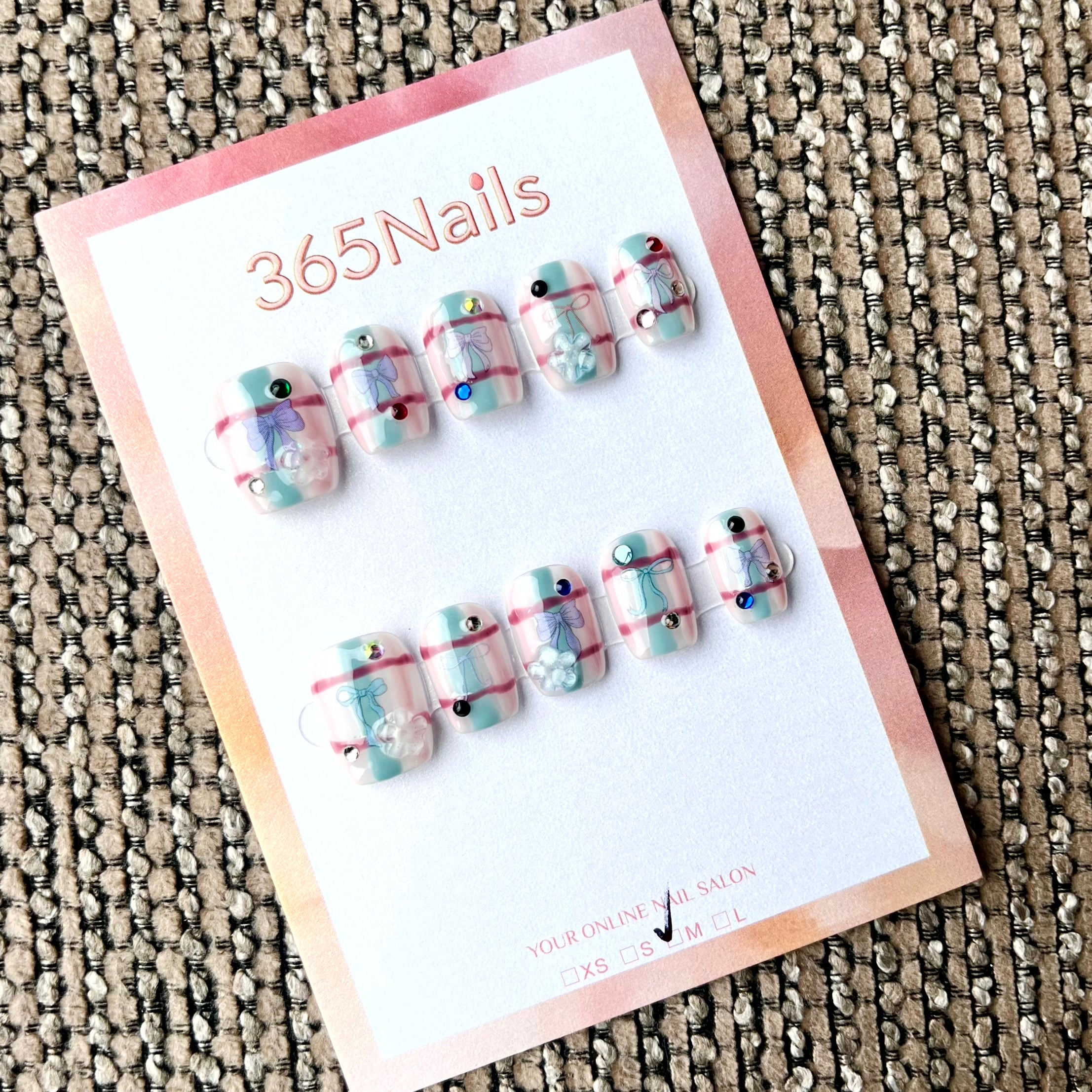 365nails: "Nœud Pastel" – Ongles carrés courts personnage 3D fait main