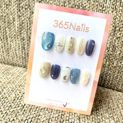 365nails : « Rêve Galactique » — ongles courts forme ovale fait main, effet œil-de-chat bleu et motif nuit étoilée