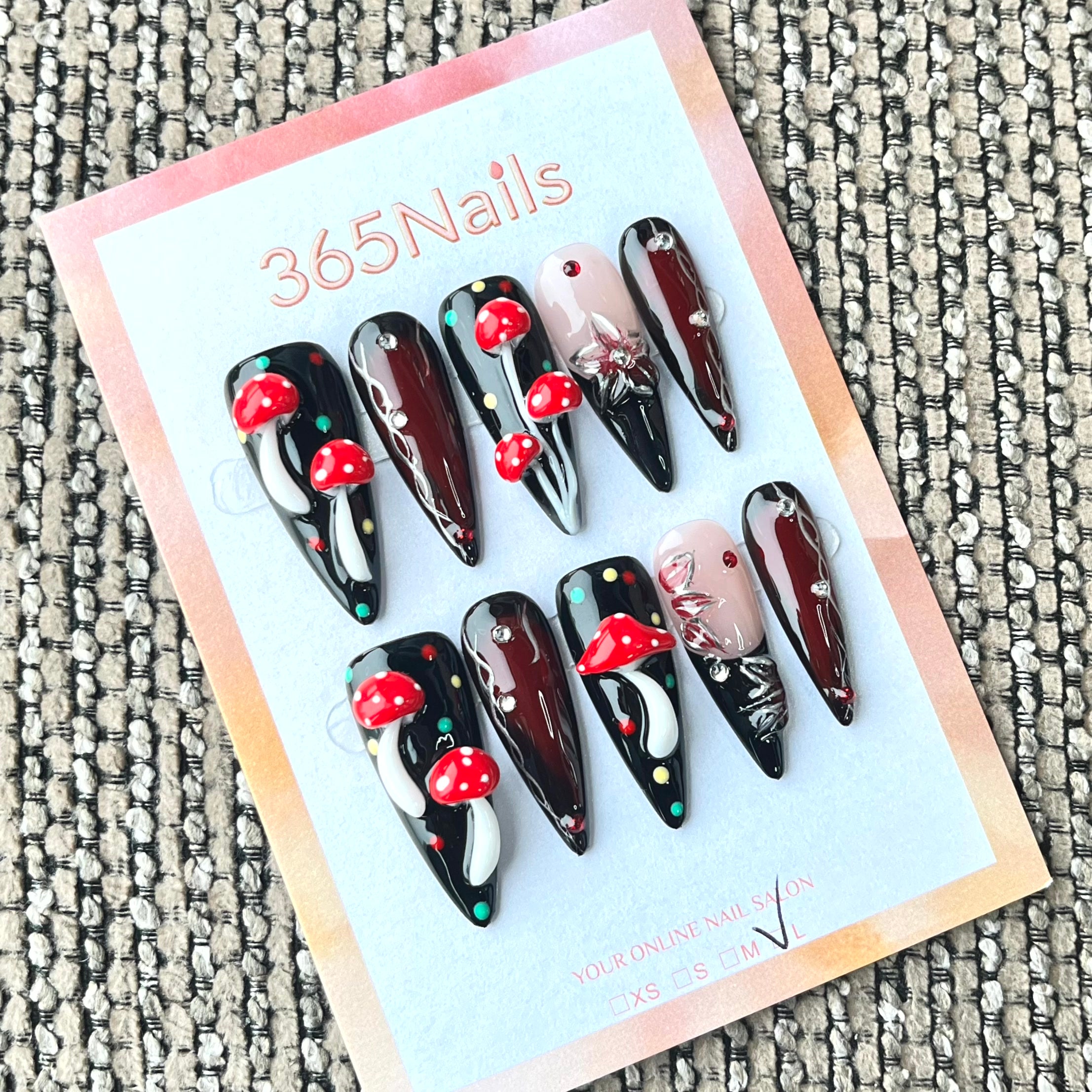 365nails: 한밤의 숲 – 3D 버섯과 거미줄 수제 롱 스틸레토형 네일