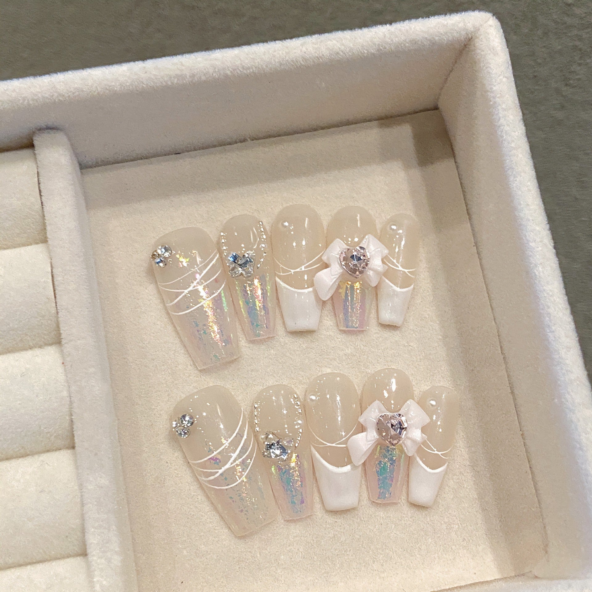 365nails: "Sussurro Celestial" – Laço 3D e Unhas Postiças Cônicas Iridescentes Feitas à Mão