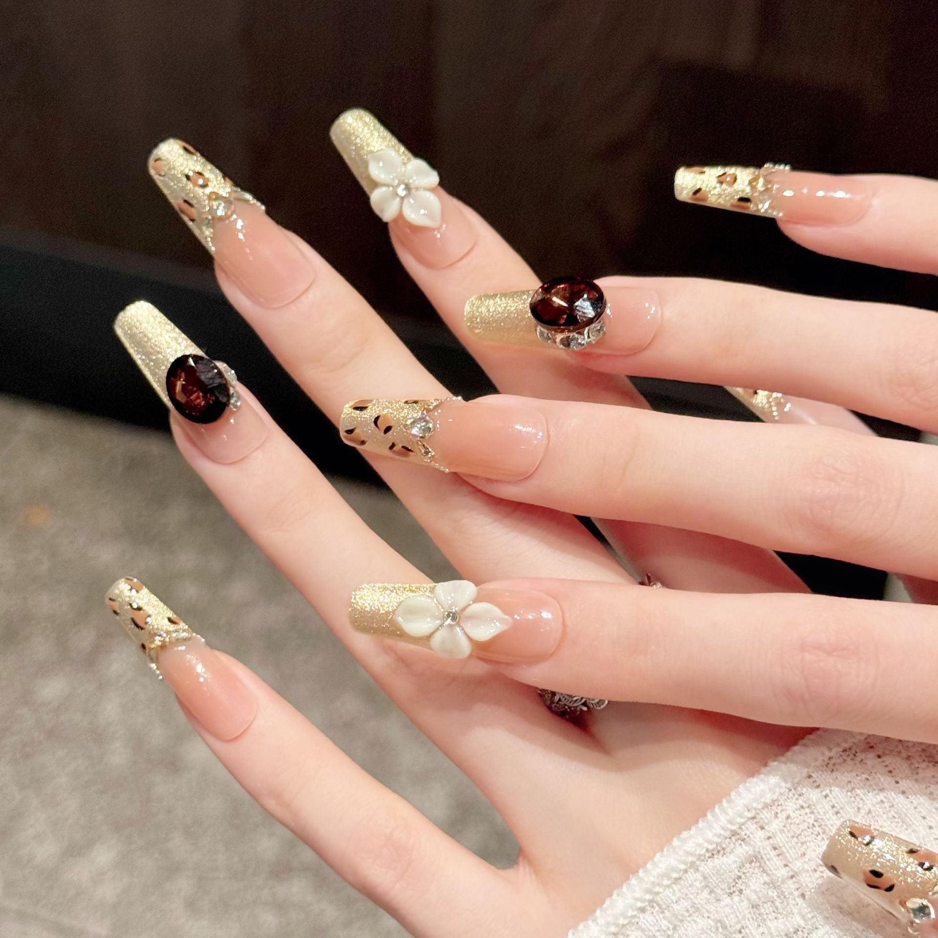 365nails: "앰버 위스퍼스" – 3D 꽃무늬 & 크리스탈 레오파드 프린트 수제 스틸레토형 네일