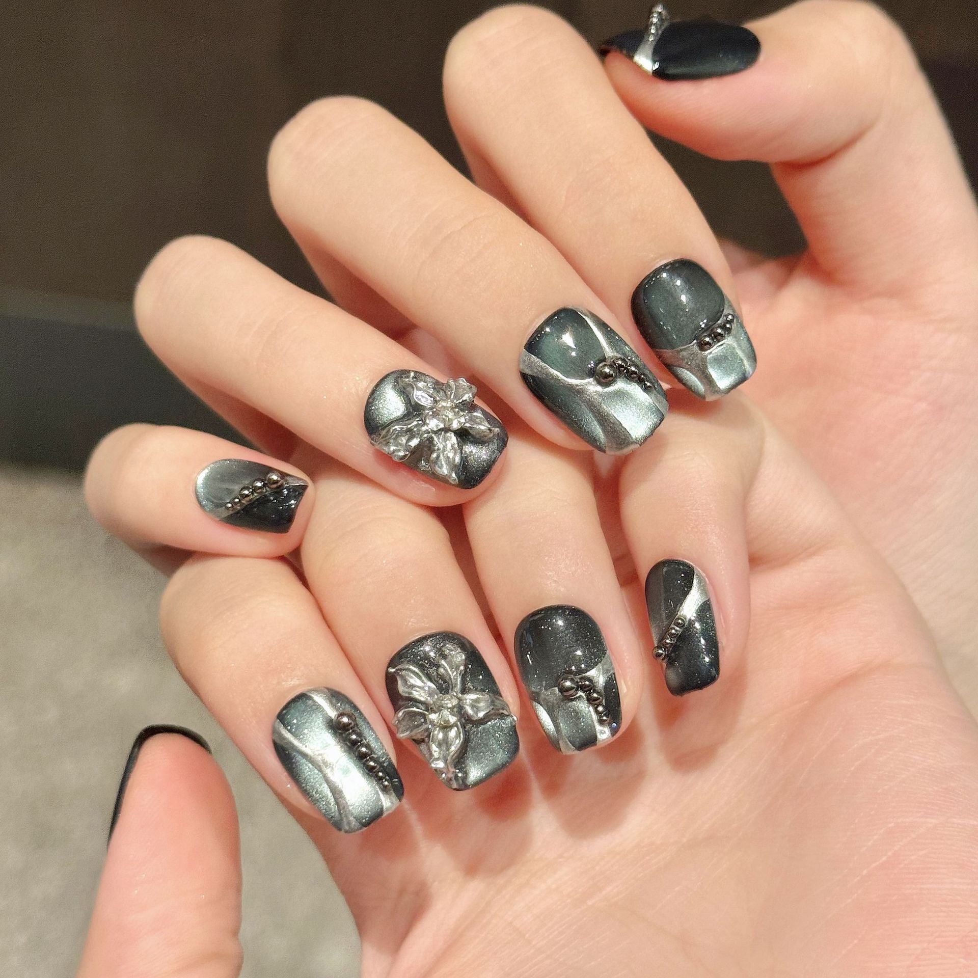 Black Silver Cat-Eye Luxury Floral Press On Nails