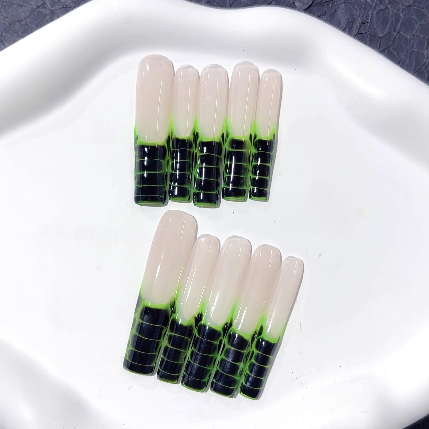 螢光綠與黑色漸層圖紋穿戴甲