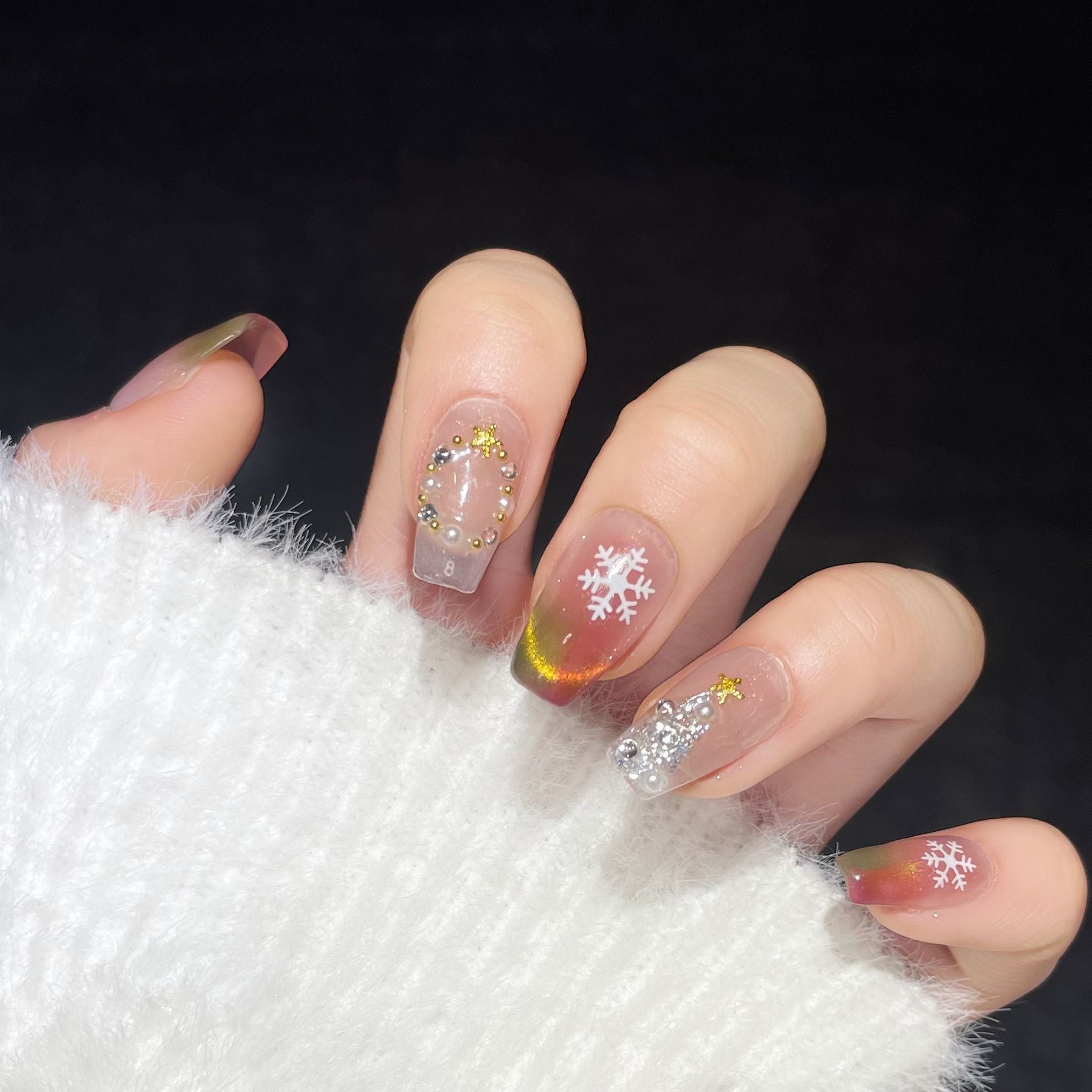 金色與粉色漸層聖誕穿戴甲 — 雪花與聖誕樹圖案