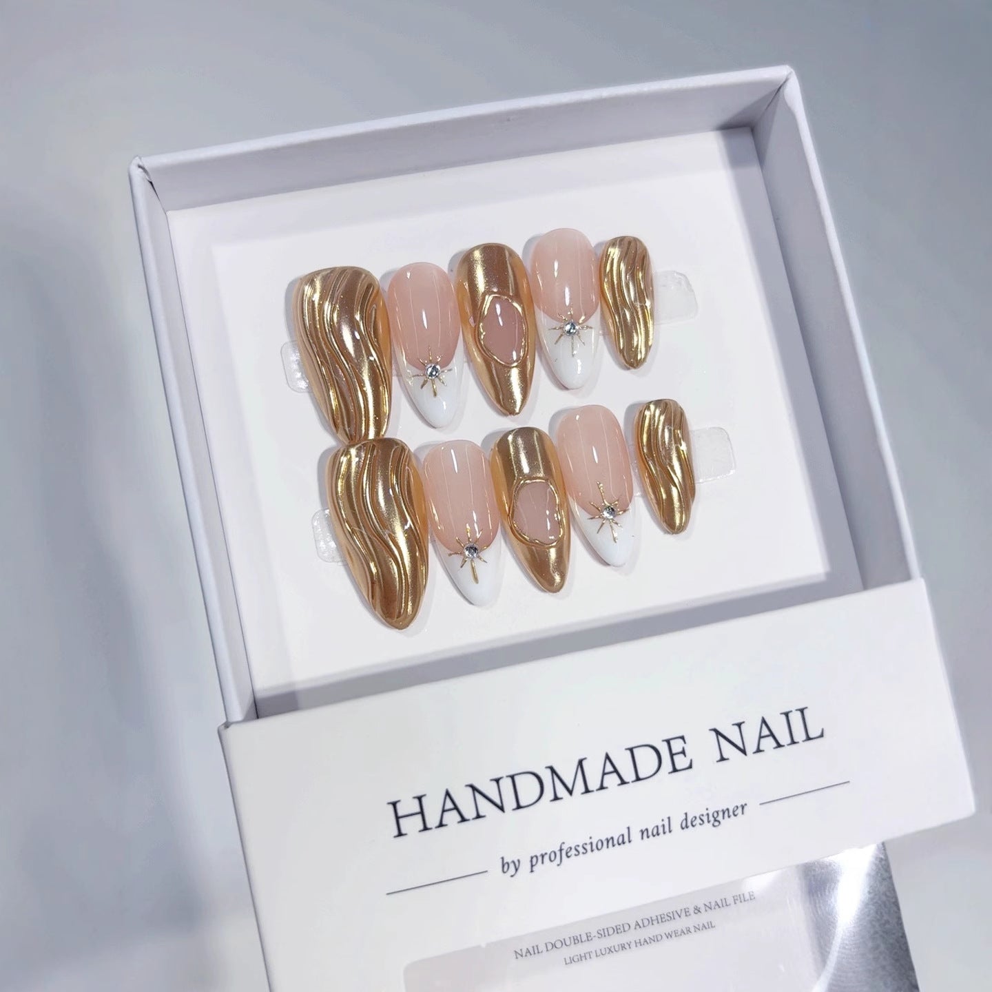 Or liquide : « Vague dorée » – Ongles press-on faits main forme amande