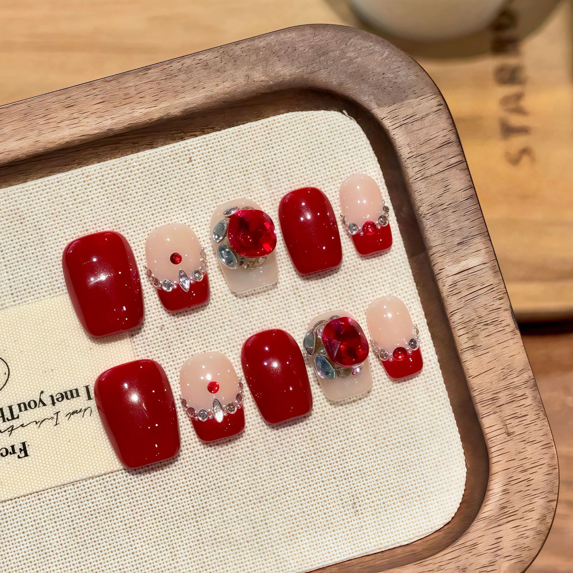 365nails: "크림슨 블룸" – 3D 플로럴 라인스톤 수제 숏 스퀘어형 네일