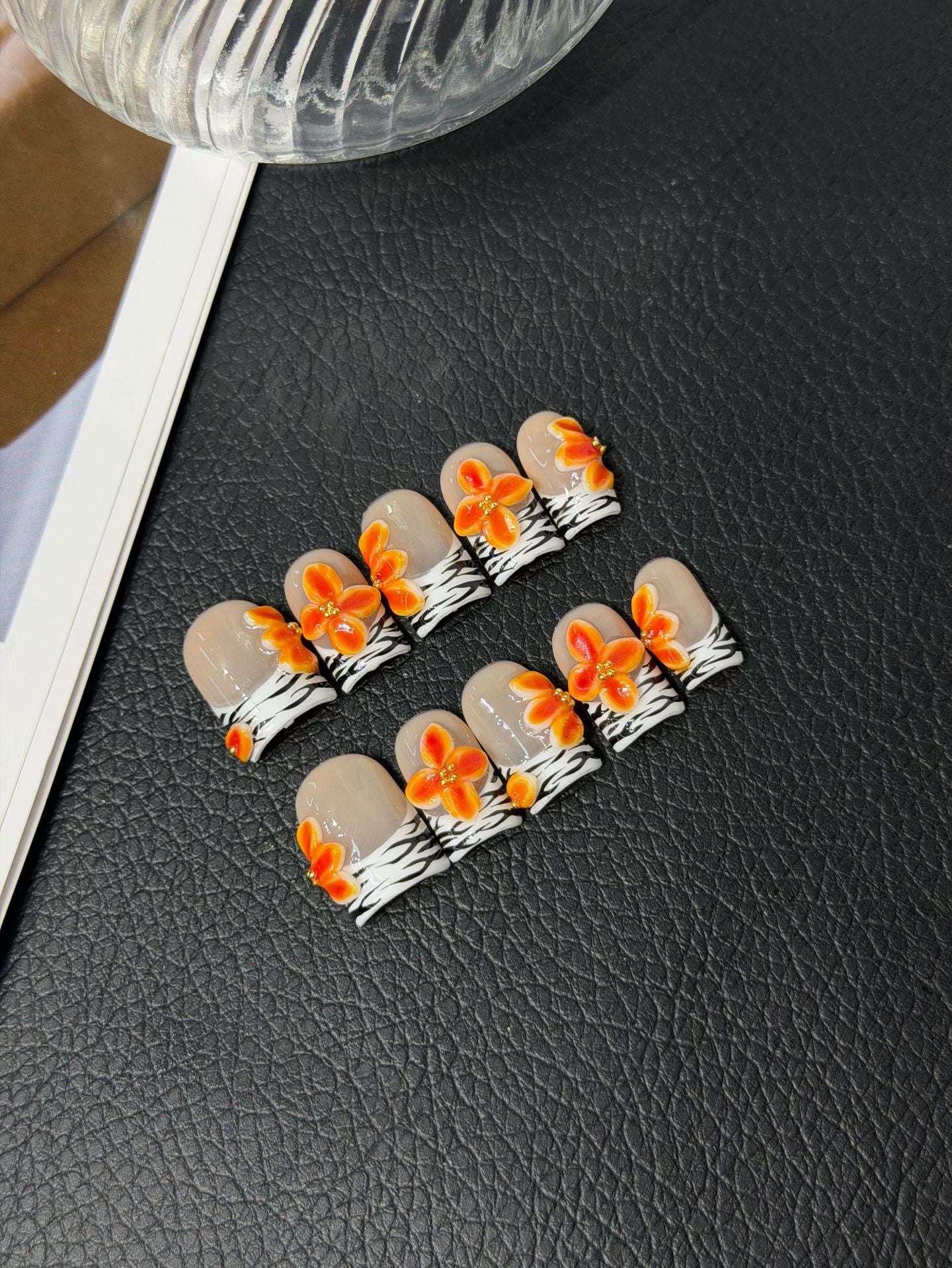 365nails: "Sahara Bloom" – 手工製短款方形穿戴甲，3D 橙色花朵與動物紋路