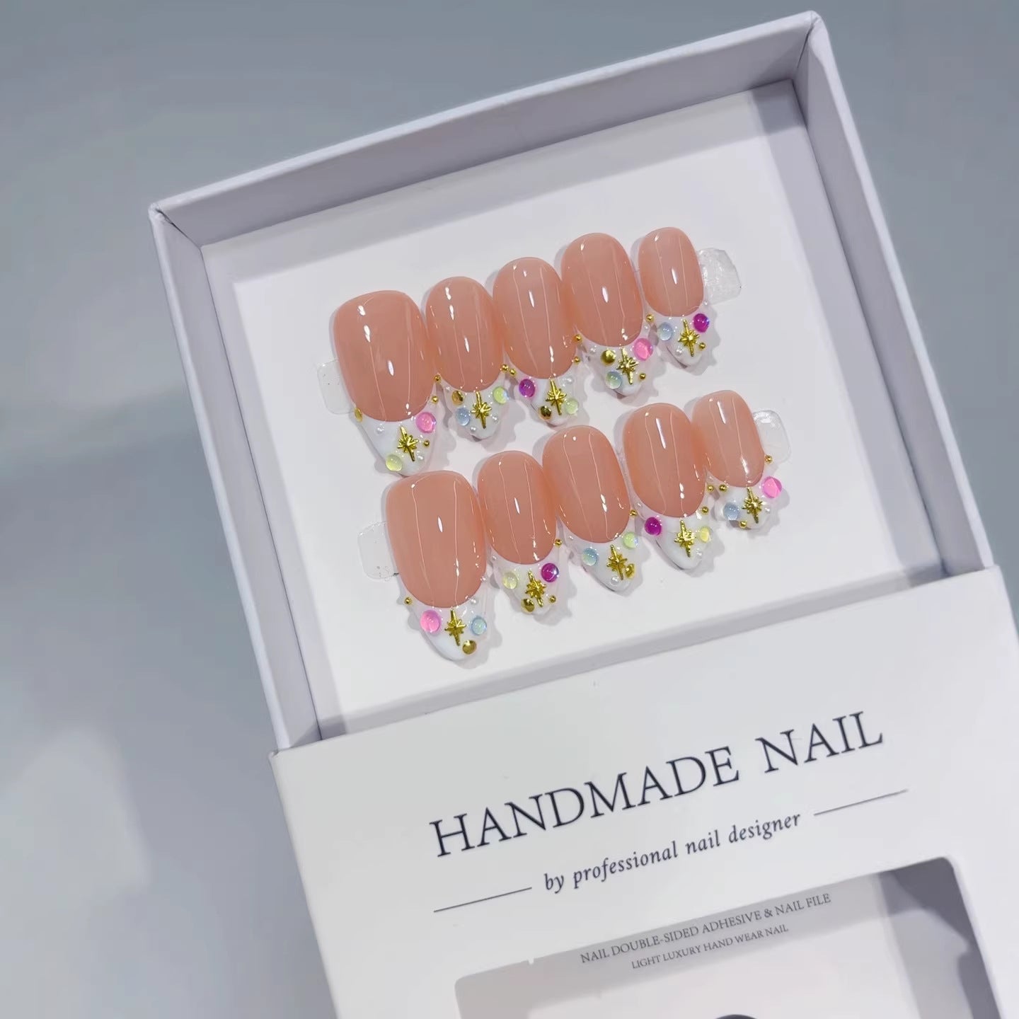 365nails：「彩虹小星」— 短款方形 裸色 多彩水鑽 手工製 穿戴甲